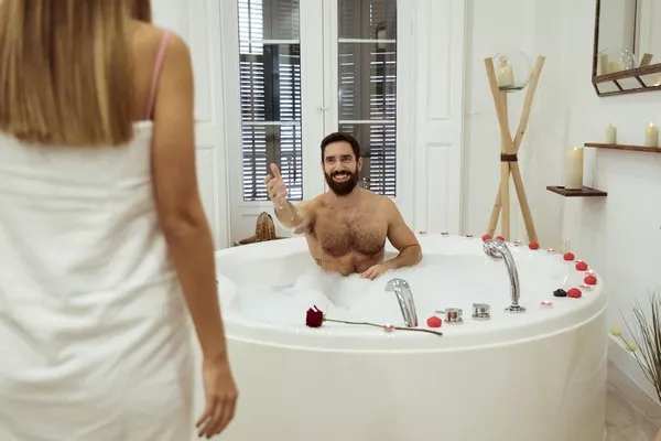 Comment agencer une salle de bain pour avoir un bain à remous et une douche à l'italienne dans 10m2 ?, Saint-Étienne, Design & Bain